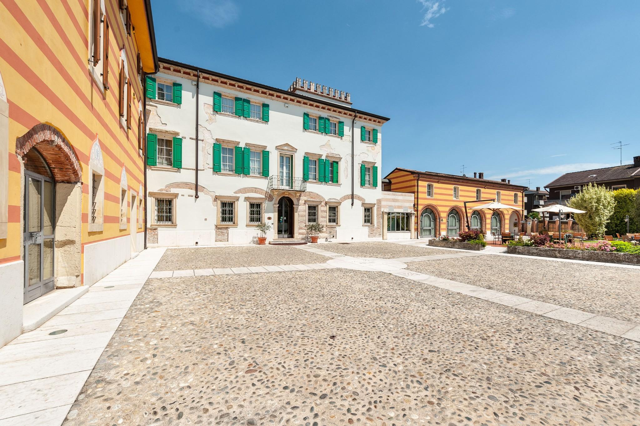 Hotel Villa Malaspina Castel d'Azzano Exterior foto