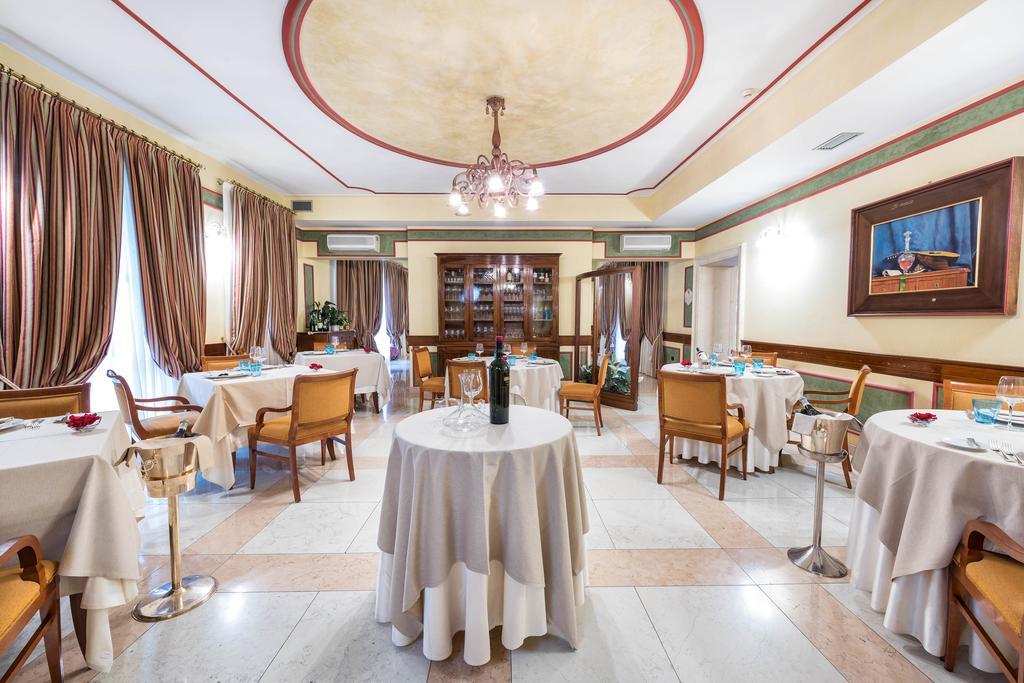 Hotel Villa Malaspina Castel d'Azzano Exterior foto